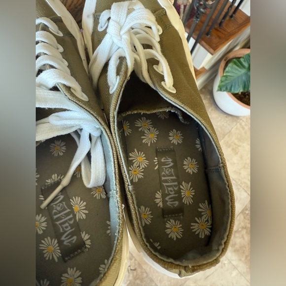 MADLOVE ladies, olive green platform sneaker excellent condition size 9 - Picture 7 of 11